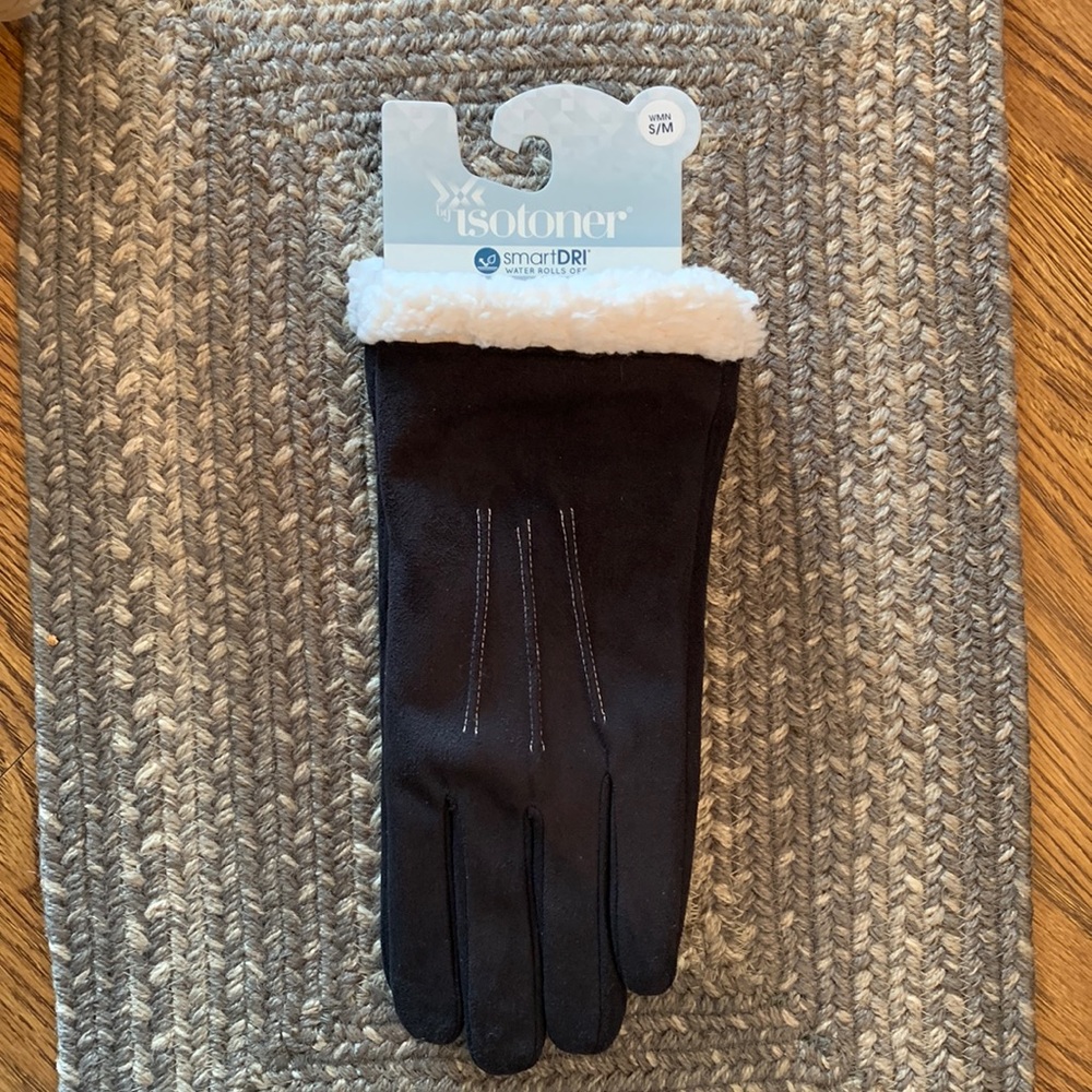 New Women’s Isotoner gloves smartDRI the water rolls off SizeSm/Med